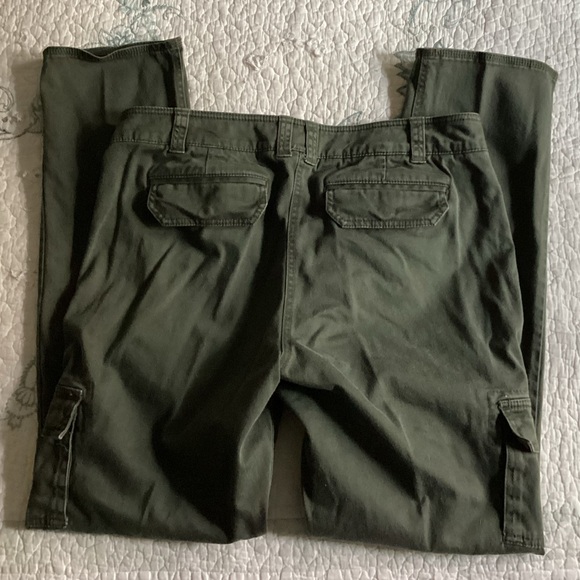 NY & Co Women’s Green Cargo Pants - Picture 2 of 3